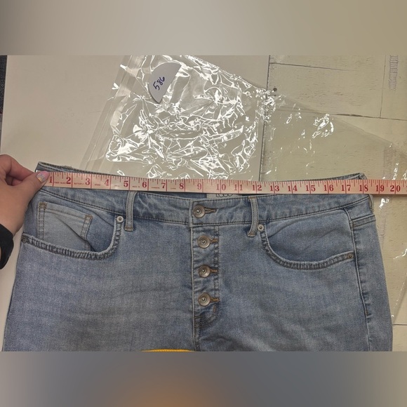 LOGO by Lori Goldstein Wide Leg Crop Jeans Button Fly Light Wash Size 14 High - Picture 3 of 8